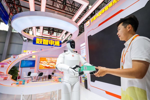 炒股配资专业网 机器人送快递，无人车取外卖！服贸会展示智慧物流