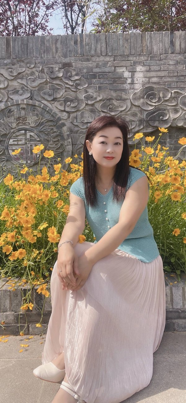 网上炒股配资公司 35岁后舒展比装嫩更高级！县城妈妈们终于懂了